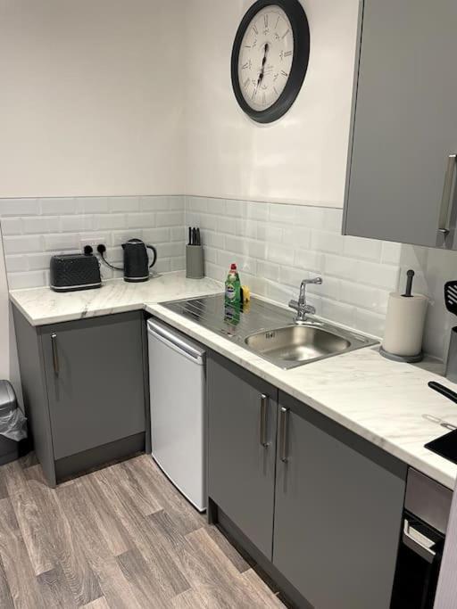 #4Bs 1 Bed Serviced Apartment Ντέρμπι Εξωτερικό φωτογραφία